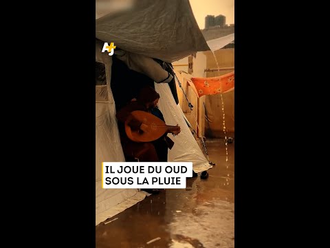 هذا الفلسطيني يلعب الاوود وسط الخيام المفلوحة