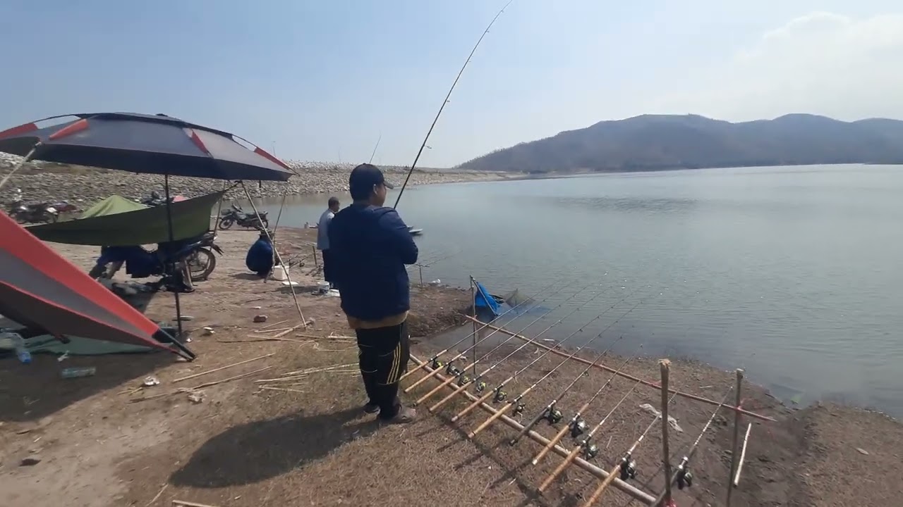 พี่น้องม้งลุ้นตกปลาหาอยู่หากิน