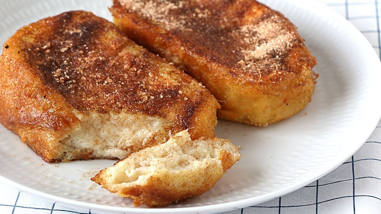 Torrijas closeup de uma torrija em um garfo um doce típico