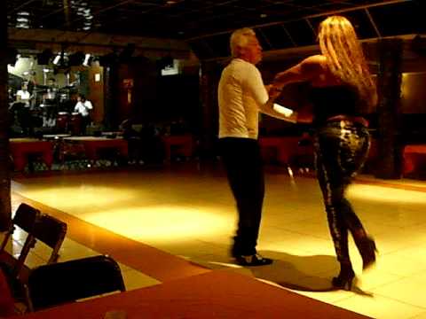 Amanda Razo y Pepe Medelbailansalsa en c. Veracruz - YouTube