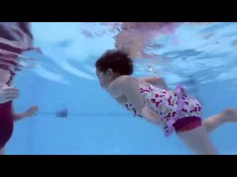 أطفال يسبحون بطريقه مذهله