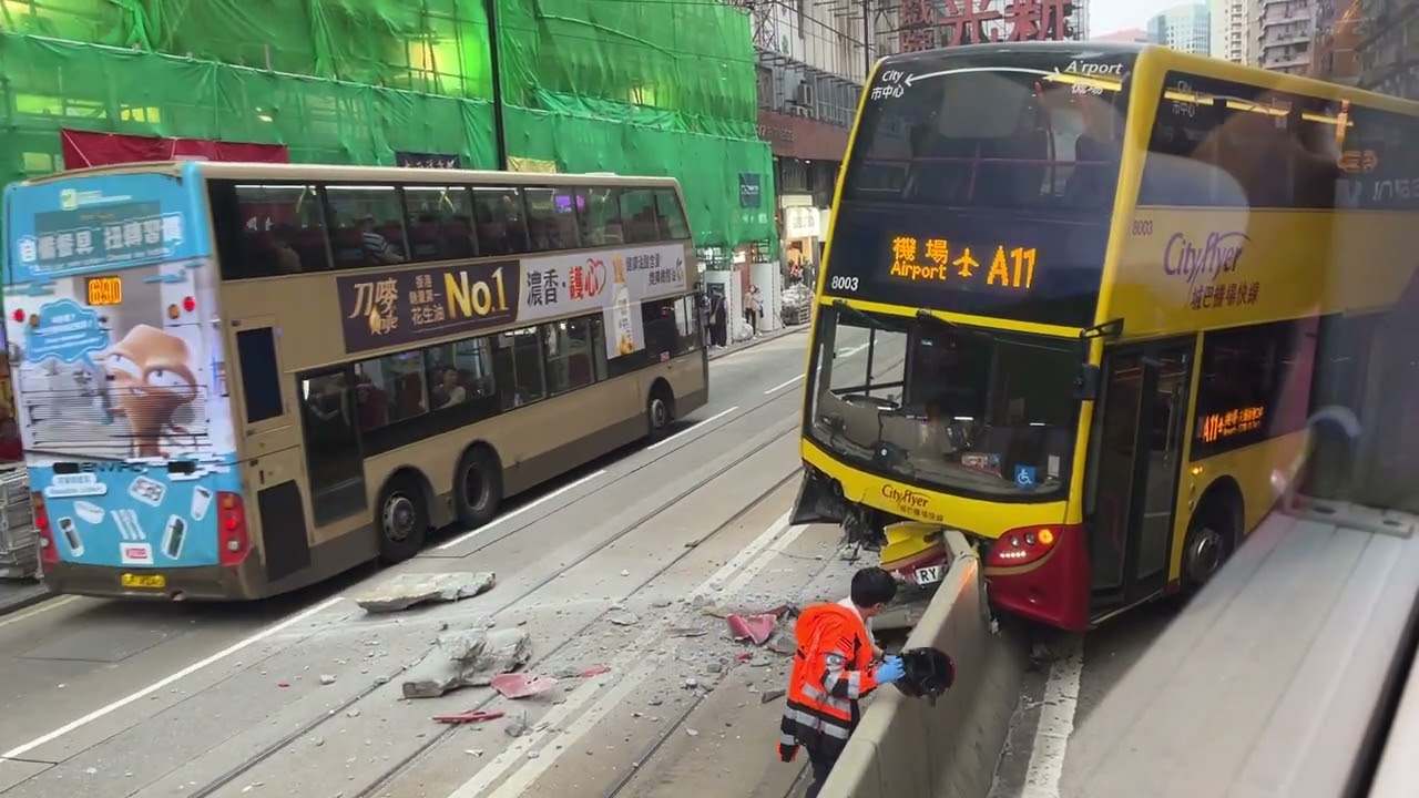 城巴機場快綫A11巴士 北角華豐國貨外失事鏟上石壆