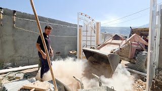 Full Pia alongside Ariana; ongoing efforts to complete the house. Update