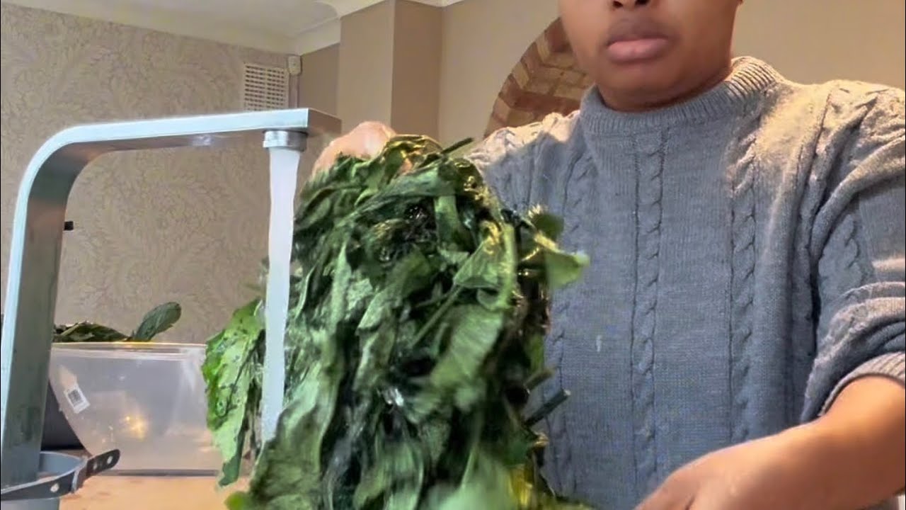 How I select, wash , and cut fresh ugu ( pumpkin leaves) and spinach for soup. Part 1