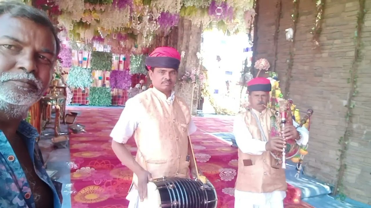 पुराने संगीत केधमाके प्रस्तुति देते हुए मशक में रामनिवास जी मुगदडा