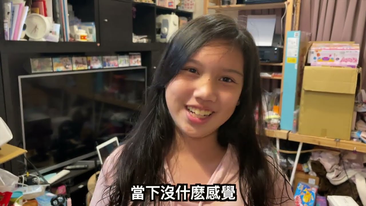 上自然課做完實驗，被割下一塊肉受傷了，媽咪拿出美容膠帶對傷口進行處理。姐姐返家休息中。SunnyYummy！