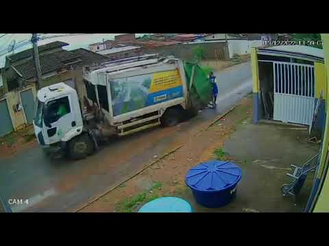 Vila América | “asfalto” afunda durante a passagem do Caminhão do Lixo em Vitória da Conquista