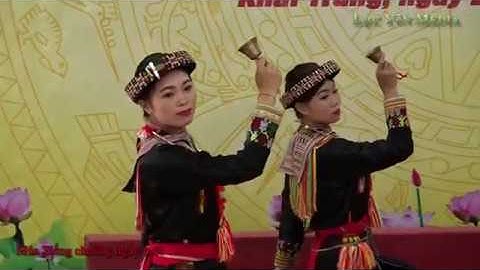 Múa tiếng chuông ngày mới chị em phụ nữ Dao đỏ xinh đẹp