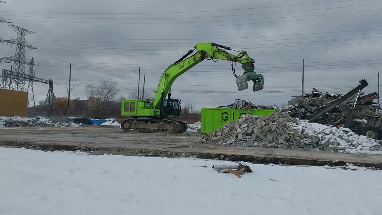 GIP-GFL DEMOLITION DEERE LOADING OUT KENWORTH T880 ROLL OFF AT OVERLEA BLVD TORONTO DEC-12-2025 
