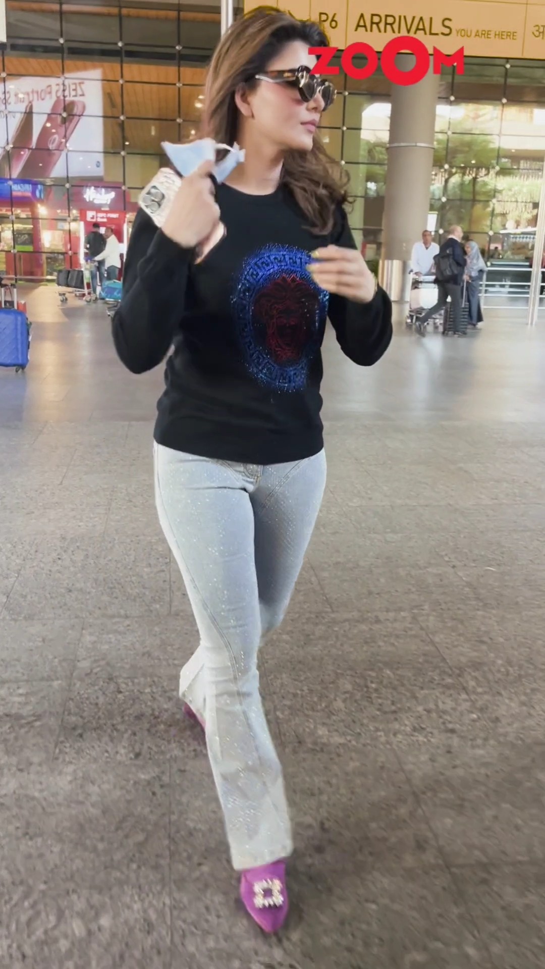 Urvashi Rautela REMOVES mask on the request of paps as spotted at airport ? #urvashirautela #shorts
