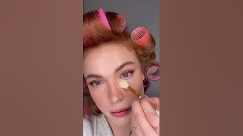 something about green shadow and red hair👩🏻‍🦰 #getreadywithme #holidaymakeuptutorial #grwm