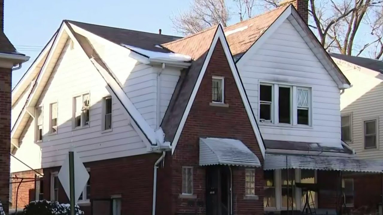 Detroit firefighter rescues mother, 3 children from house fire - YouTube