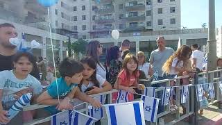 Hundreds Of Residents Of Yavne United Show Love To Idf Combat Soldiers In The City - Part 1