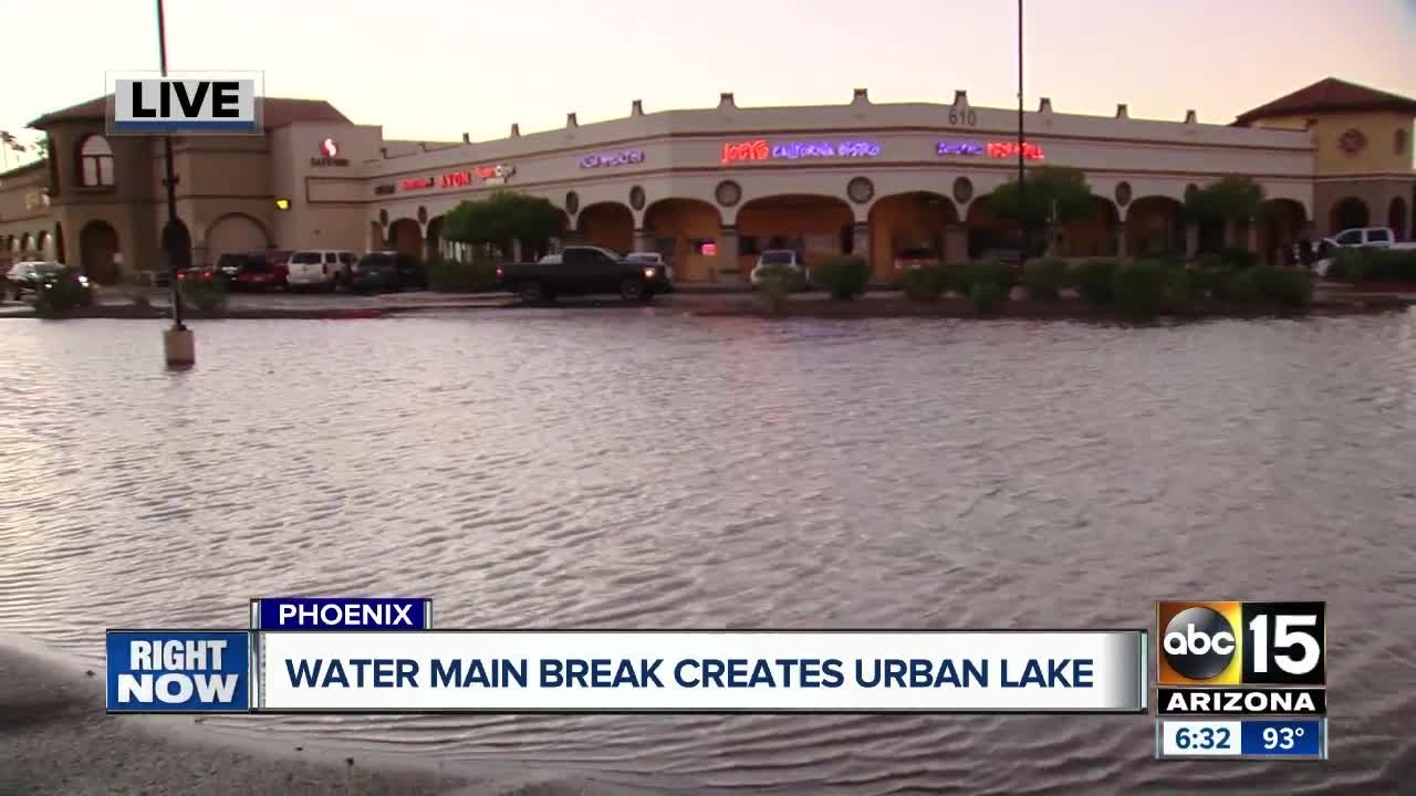 Massive water main break hits north Phoenix strip mall - YouTube