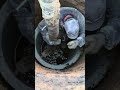 Устанавливаем кольца в колодец после бурения
