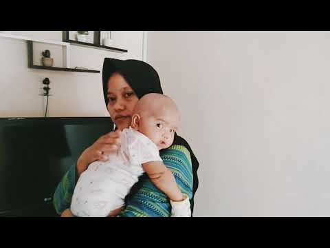 Video: Kegembiraan Ibu: Topuria Membiarkan Stylist Mengodong Bayi Adam