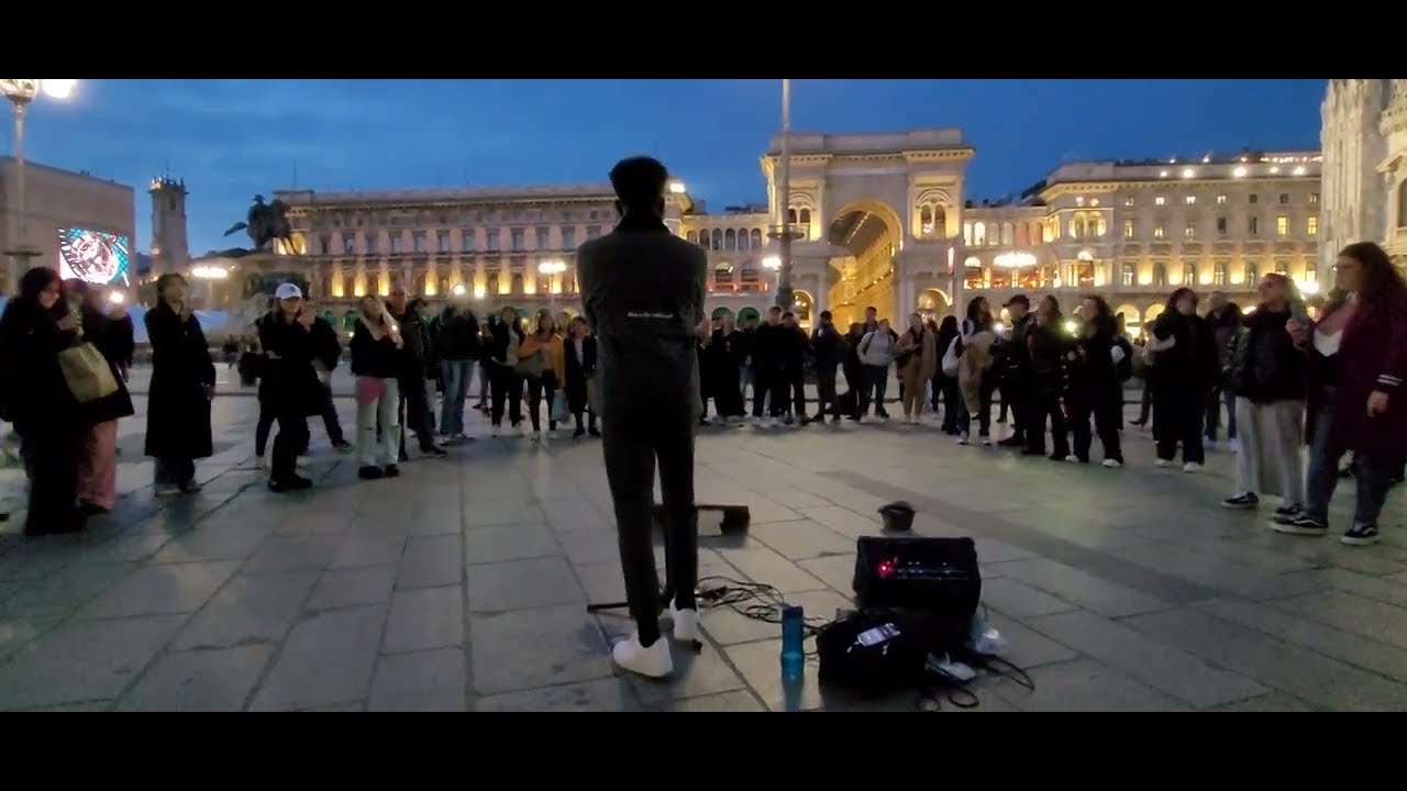 Amazing crowd reaction of Amazing Street Performer at Duomo... - YouTube