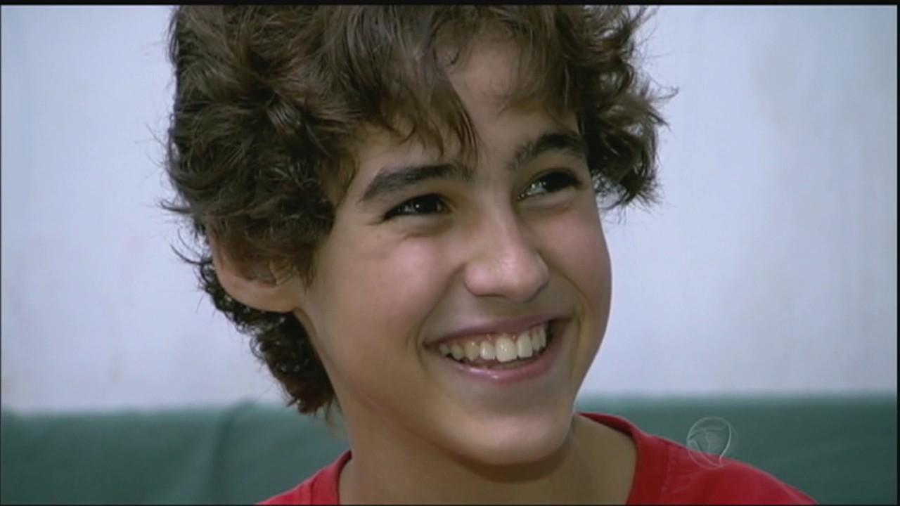 Menino realiza sonho e ganha uma prótese com o braço de um super-herói