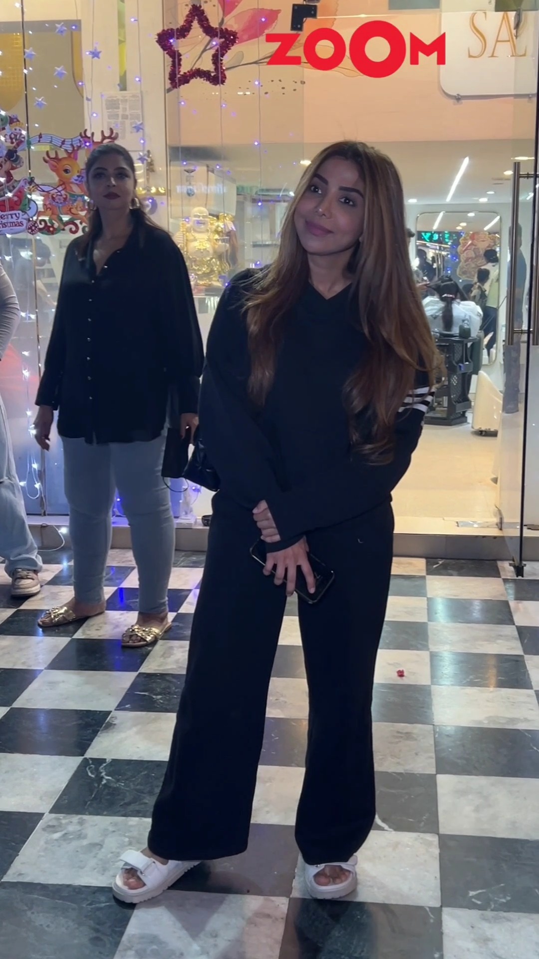 Sshura Khan CUTELY poses for the paps as spotted in the city ? #sshurakhan #shorts