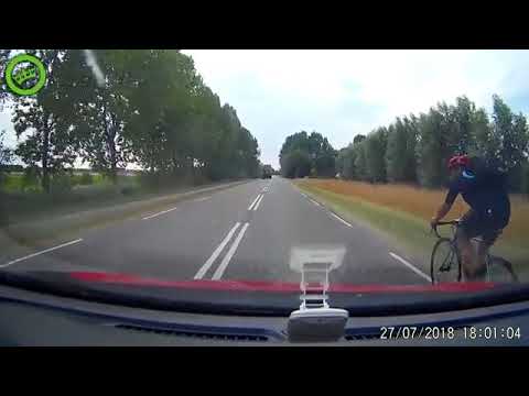 Wielrenners op de autoweg