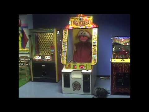 Although this game is suppose to have many more plastic balls to throw in the mouth then it did it still is a game I loved as a kid and therefore decided to take footage of me playing it anyway and show the world of arcade game historians.