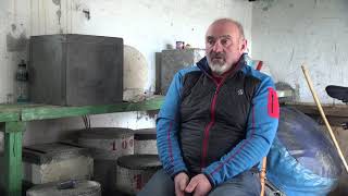 Gaur egun harriak lantzen ditu