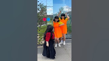 The dwarf was cunning and…😬🦑🤫 #pranks #squidgame #twins