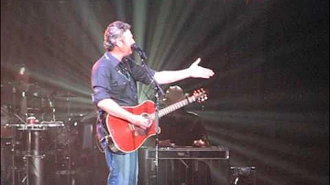 Blake Shelton Who Are You When I'm Not Looking 3 17 17 Rosemont Illinois