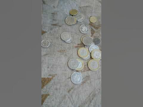 ГОРСТЬ МОНЕТ лежит на полотняной поверхности Тридцать Первого Августа ...