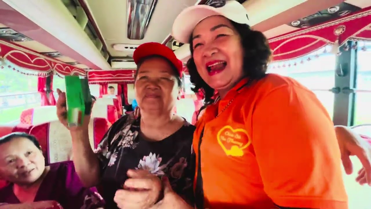 Nhom sen trắng Đat thép tang quà trong đoàn tt