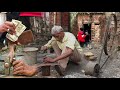 रोड के किनारे 70 साल के बुजुर्ग बाबा को देखकर इनके जज्बे को सलाम! 🤔VERY HEART TOUCHING Video