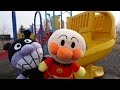 アンパンマンとバイキンマンのお人形と一緒に公園のすべり台で遊ぶよ♪