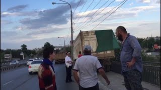 В Волгограде избили экоактивиста во время съемки ДТП с участием мусоровоза В Волгограде избили экоактивиста во время съемки ДТП с участием мусоровоза
