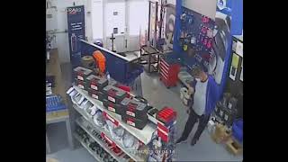 VIDEO: Furt într-un magazin din Sibiu - Hoții au fost filmați în timp ce acționau 1 video