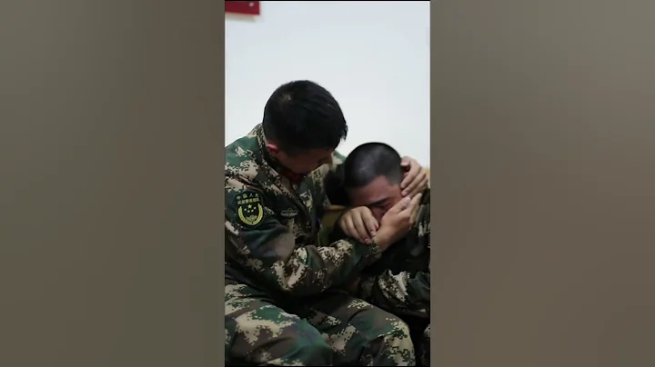 🇨🇳#軍旅 鐵血柔情，家人發來的視頻讓新戰友們集體淚奔！（王鍇梁敏響朱立） - 天天要聞