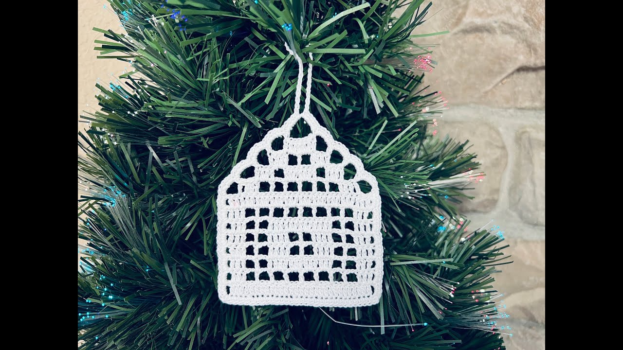 Ёлочное украшение - заснеженный домик связанный крючком