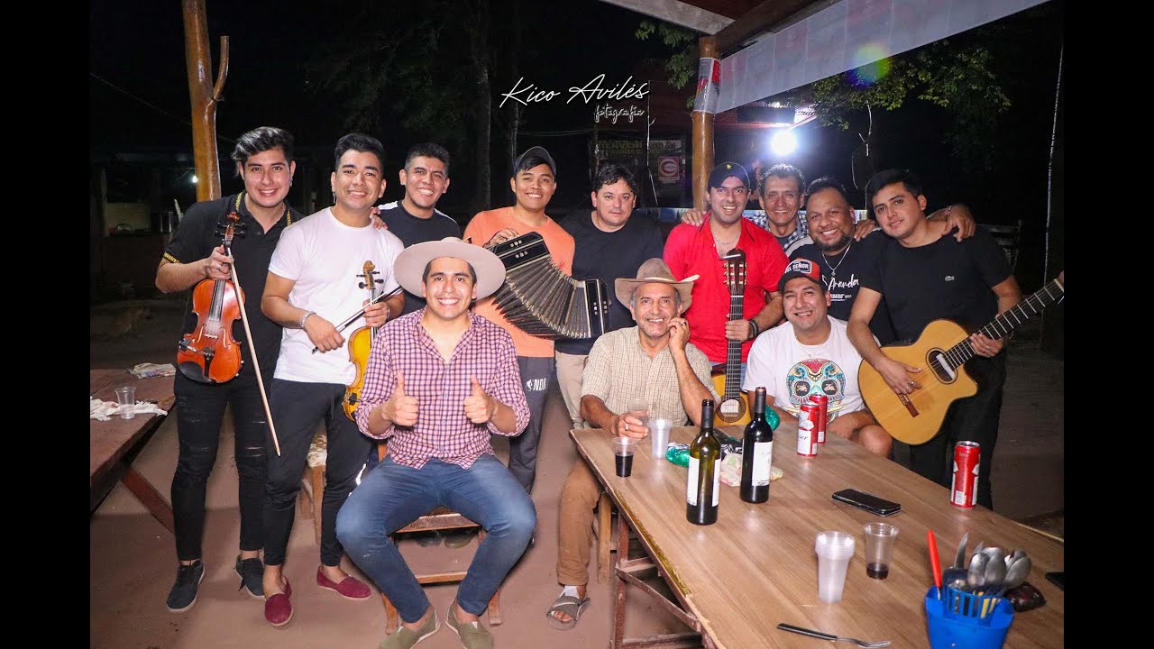 Negro Palma y Angelo Aranda junto a sus músicos en Vainas de Oro hace dos años.