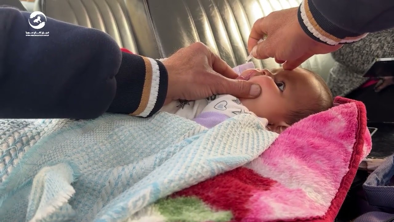 يواصل فريق اللقاح الجوال عمله  بالبلدات البعيدة عن مراكز اللقاح لضمان وصول اللقاح إلى جميع الأطفال.