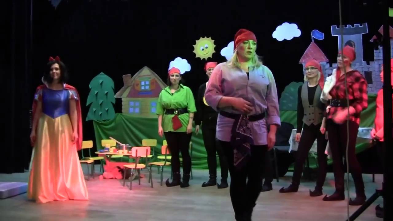 Królewna Śnieżka i siedmiu krasnoludków w wykonaniu rodziców i nauczycieli