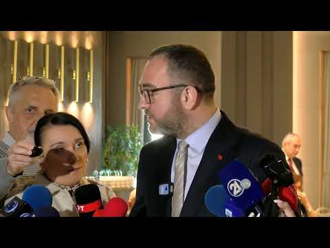 Пиштол вперен кон сопругата, нападната ќерка - тројца мажи уапсени за семејно насилство