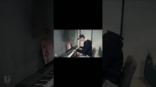 Soda Luv играет на пианино