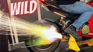 Panigale V4R rugiendo en el banco de pruebas con escape SC Project