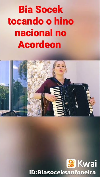 Bia Socek tocando o hino nacional no Acordeon