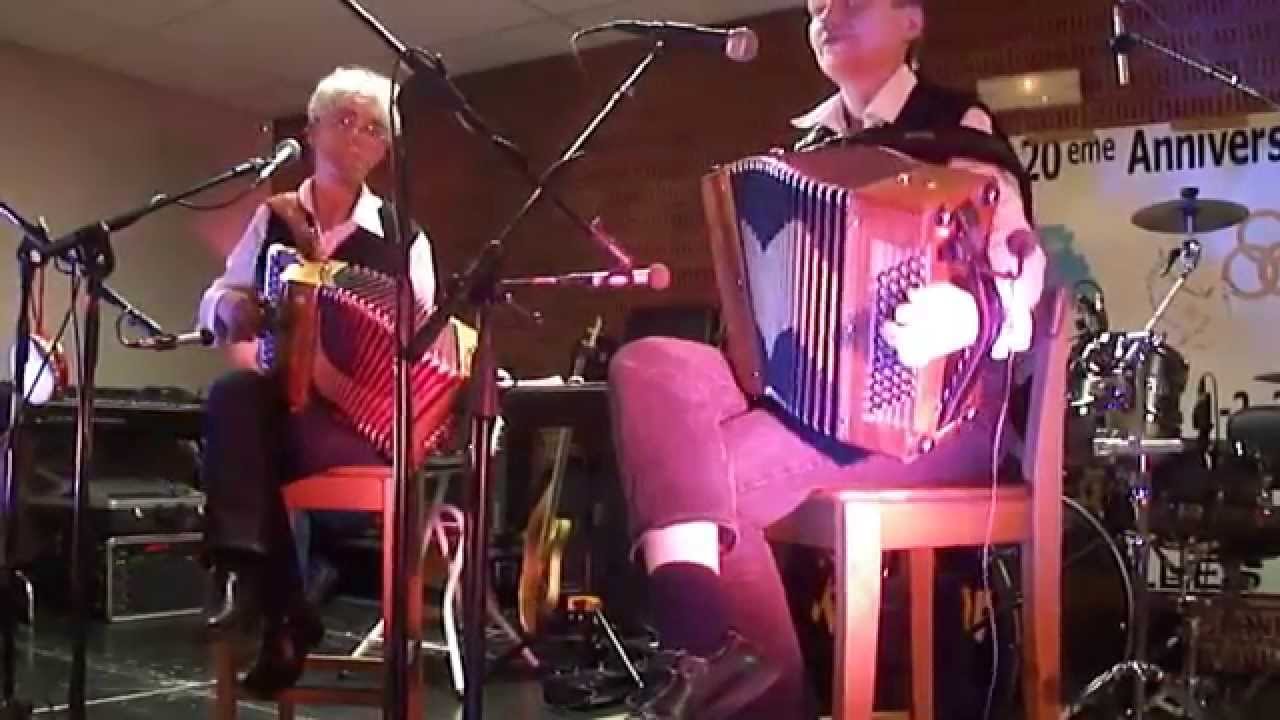 valse écossaise  Miz kerzu par  Diou flo à Guipavas 2015