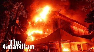 Rekaman menunjukkan kebakaran mematikan di Makassar, Indonesia, setelah pengunjuk rasa menyerbu gedung dewan