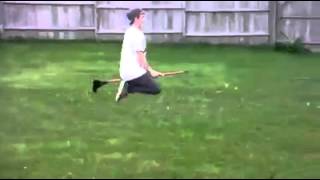 EL LOCO VOLANDO EN UNA ESCOBA JAJA