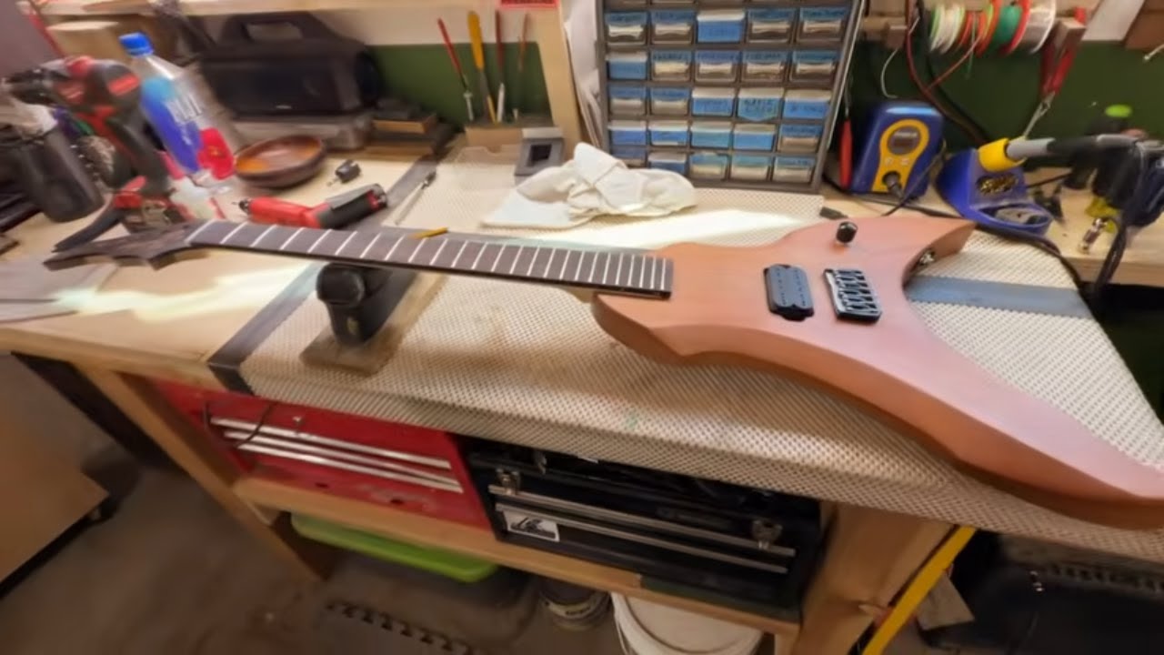 Эта кастомная гитара — настоящее оружие: баритон-гитара VVK6.