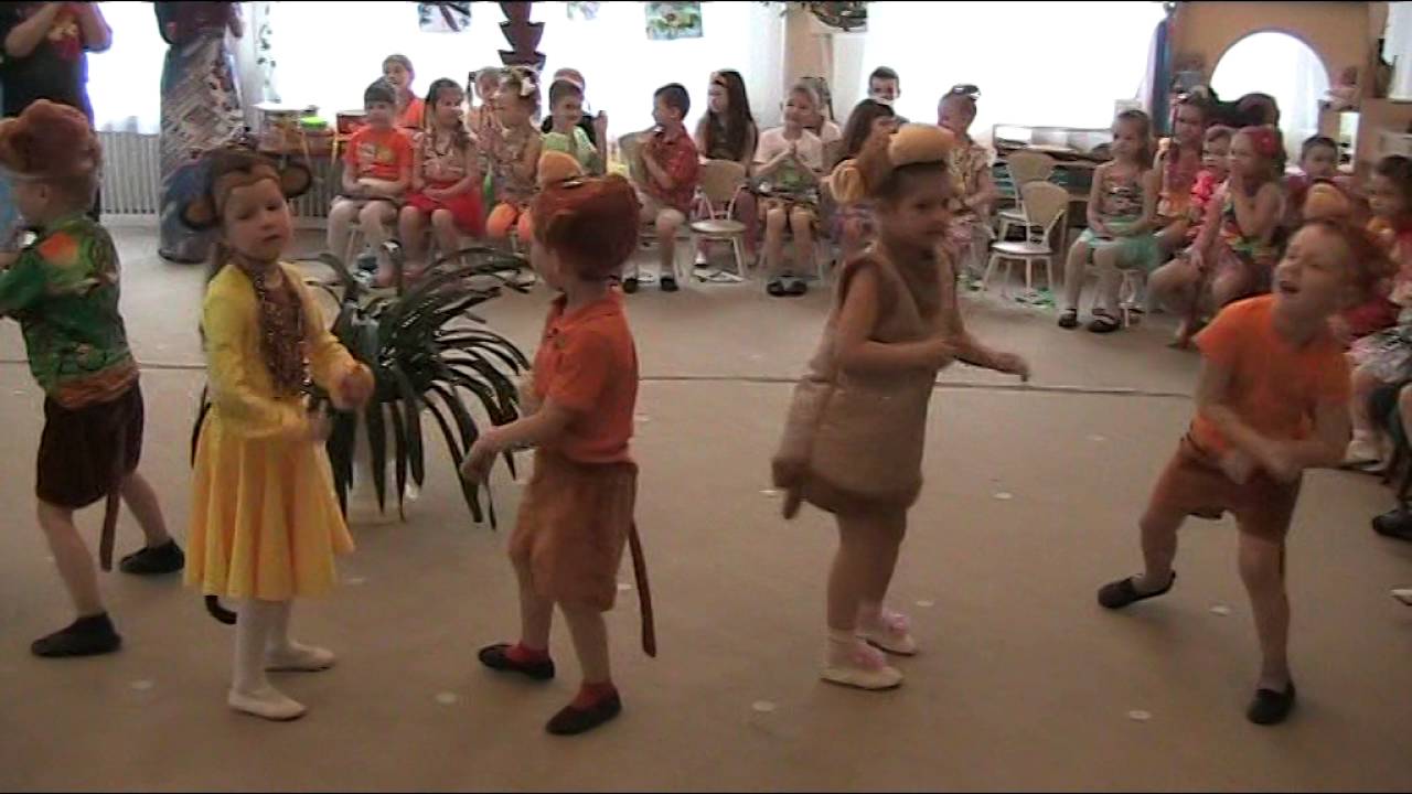 Танцующая обезьянка песня. Танец обезьянок детский. Танец обезьянок дети. Танец макаки. Танец с маракасами.