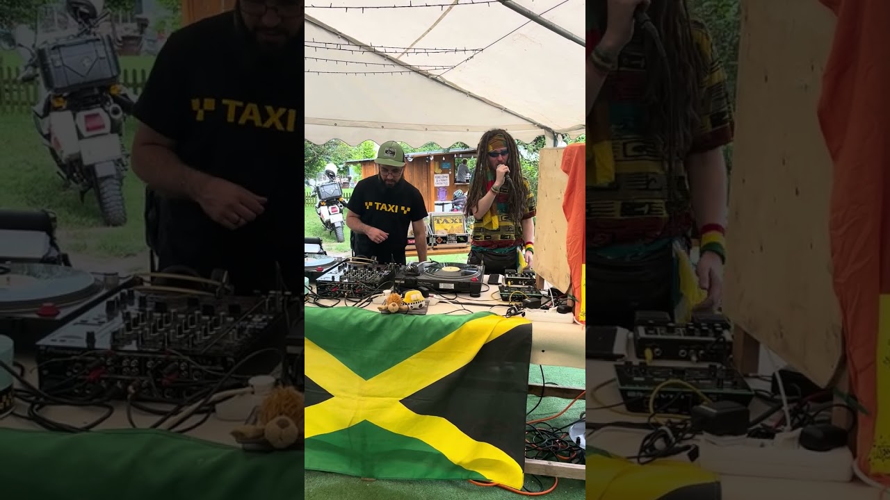 RasTaphant deejaying fi Joker Smoker riddim (Trouble these times freestyle version)