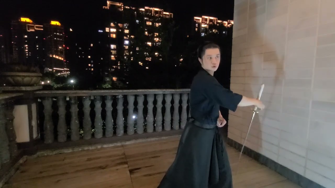 【教學分享】 武士刀相關 花式拔收刀04 反手迴轉拔刀 - YouTube